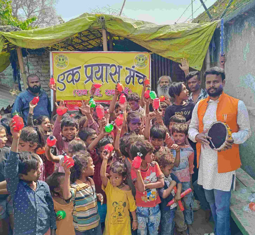 एक प्रयास मंच ने स्लम बस्ती के बच्चों के साथ खेली होली, बांटे रंग-गुलाल व पिचकारी 
